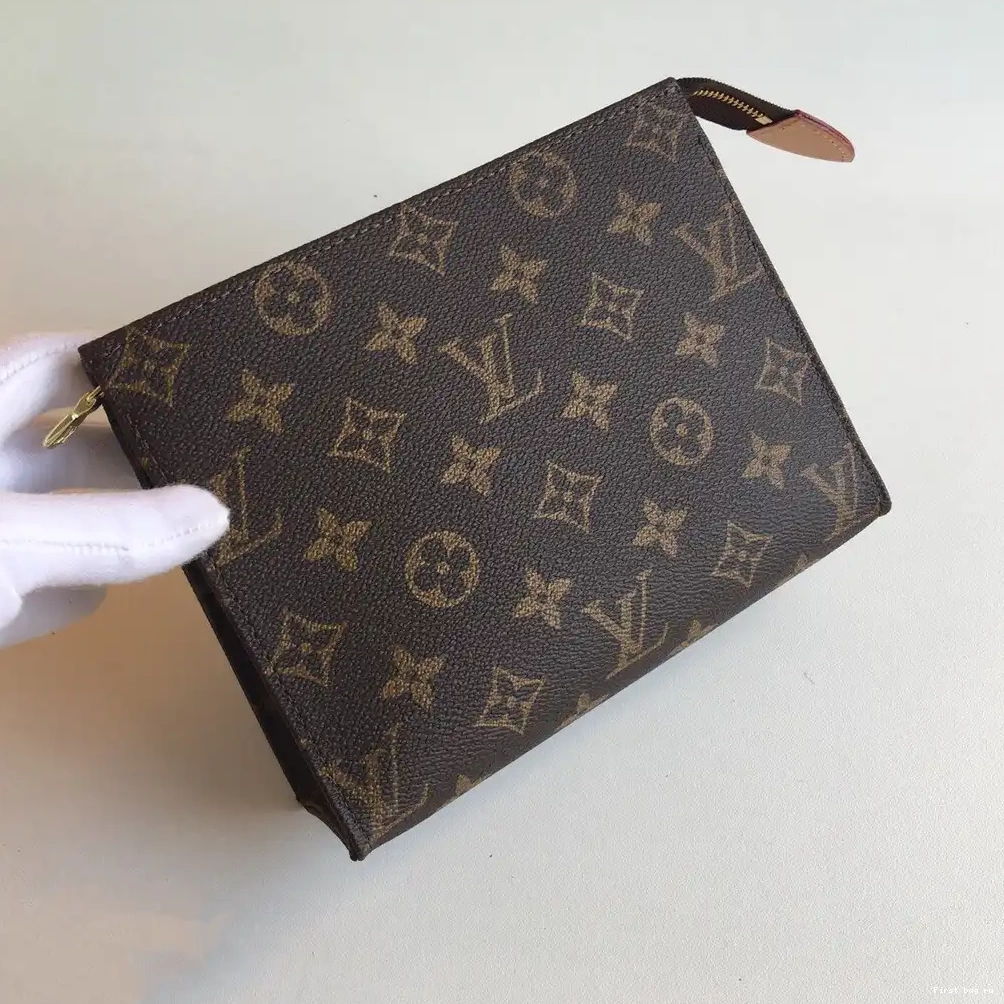 First bag ru VUITTON 19 TOILETRY LOUIS POUCH 0612